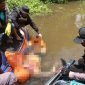 Polisi mengevakuasi jenazah korban penembakan KKB di salah satu sungai di Distrik Kolf Braza, Kabupaten Asmat, Papua Selatan, Jumat (26/9/2025). (Foto: Istimewa/Humas Polres Asmat)
