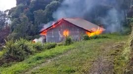 Salah satu bangunan dibakar oleh TPNPB Kodap XV Ngalum Kupel Distrik Kiwirok, Kabupaten Pegunungan Bintang, Papua Pegunungan. (Foto: Istimewa/TPNPB-OPM)