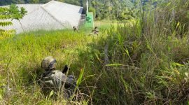 Kontak tembak antara personel Satgas Ops Damai Cartenz dan KKB usai aksi pembakaran Puskesmas di Kiwirok, Kabupaten Pegunungan Bintang, Papua Pegunungan, Senin (29/9/2025). (Foto: Istimewa/Satgas Humas Ops Damai Cartenz)