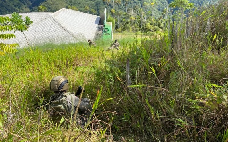 Kontak tembak antara personel Satgas Ops Damai Cartenz dan KKB usai aksi pembakaran Puskesmas di Kiwirok, Kabupaten Pegunungan Bintang, Papua Pegunungan, Senin (29/9/2025). (Foto: Istimewa/Satgas Humas Ops Damai Cartenz)