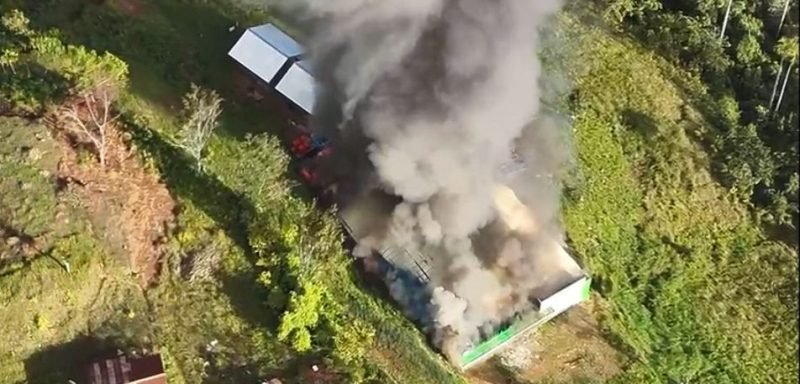 OPM Bakar sekolah dan Puskesmas di Distrik Kiwirok, Kabupaten Pegunungan Bintang, Papua Pegunungan. (Foto: Istimewa/Pen Koops Swasembada)