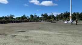 ASN lingkungan Pemerintah Kabupaten Mimika sedang mendengarkan arahan dari Bupati Johannes Rettob dalam apel gabungan OPD di lapangan kantor Pusat Pemerintahan (Puspem), Senin (29/9/2025). (Foto: Galeri Papua/Ahmad)