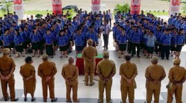 Momen Bupati Mimika, Johannes Rettob membacakan naskah pengambilan sumpah janji diikuti oleh para ASN di lobi gedung A Kantor Pusat Pemerintahan Kabupaten Mimika, Senin (29/9/2025). (Foto: Galeri Papua/Ahmad)