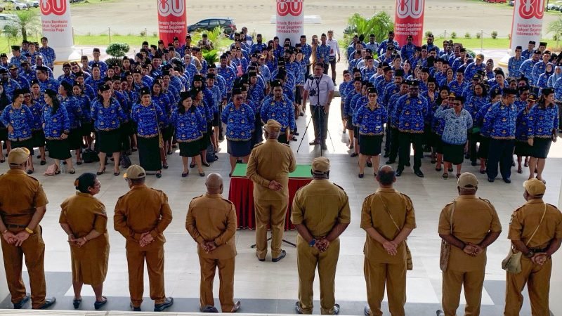 Momen Bupati Mimika, Johannes Rettob membacakan naskah pengambilan sumpah janji diikuti oleh para ASN di lobi gedung A Kantor Pusat Pemerintahan Kabupaten Mimika, Senin (29/9/2025). (Foto: Galeri Papua/Ahmad)