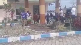 Sejumlah mahasiswa menggeruduk Kantor Dinas Pendidikan Kabupaten Mimika. (Foto: Istimewa/Tangkapan layar video amatir)
