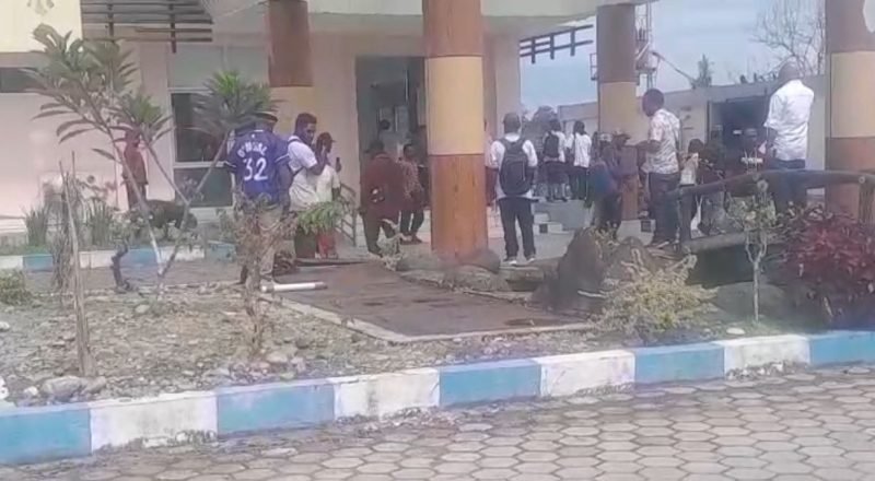 Sejumlah mahasiswa menggeruduk Kantor Dinas Pendidikan Kabupaten Mimika. (Foto: Istimewa/Tangkapan layar video amatir)