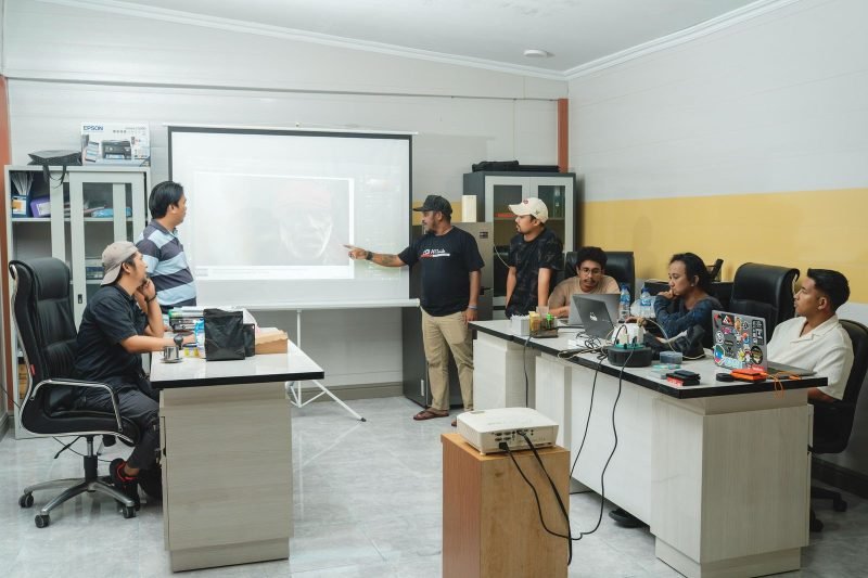 Panitia Mimika Photo Exhibition 2025 mengurasi foto-foto yang akan dipamerkan. (Foto: Istimewa/PFI Kota Timika)