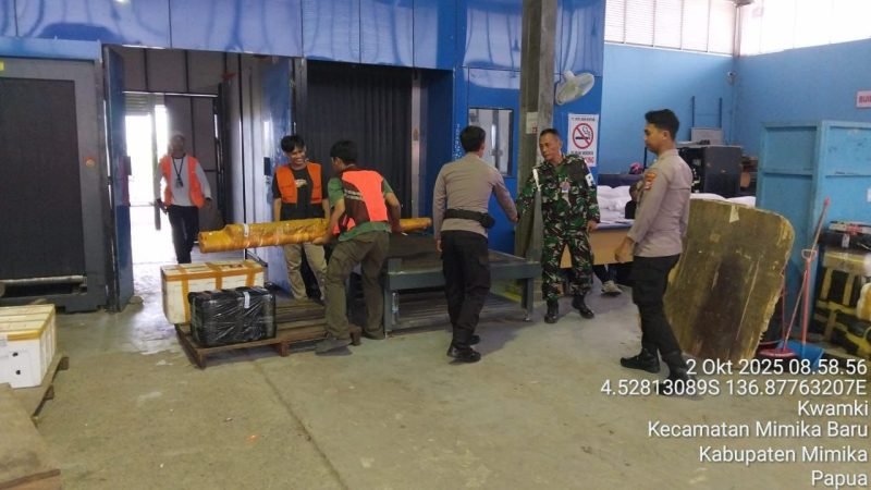 Polisi saat sedang melakukan razia terhadap barang bawaan penumpang. (Foto: Istimewa/Humas Polres Mimika)