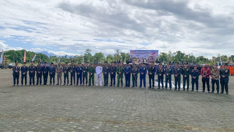 Jajaran Tentara Nasional Indonesia (TNI) dari berbagai Batalyon di Mimika, Papua Tengah, melaksanakan upacara peringatan hari ulang tahun (HUT) ke-80 TNI di pelataran Kantor Pusat Pemerintahan Kabupaten Mimika, Minggu (5/10/2025).
