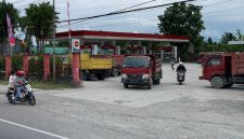 Antrean panjang di SPBU Jalan Cenderawasih, SP2, Mimika, Papua Tengah, Sabtu (4/10/2025). (Foto: Galeri Papua/Ahmad)