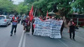 Sejumlah mahasiswa asal Papua yang tergabung dalam Forum Solidaritas Pelajar dan Mahasiswa/i Peduli Rakyat Papua (FSPM-PRP) Kota Studi Makassar menggelar aksi longmarch menuju Pengadilan Negeri (PN) Makassar, Senin (30/9/2025). (Foto: Istimewa)