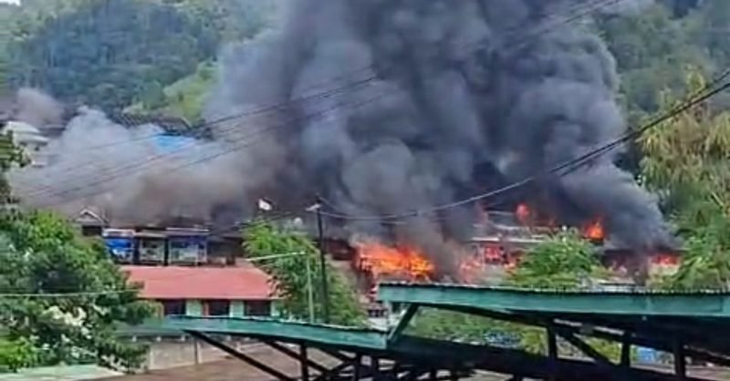 Tampak api dan asap hitam tebal di kawasan Kodam XVII Cenderawasih di Jayapura, Papua. (Foto: Istimewa/Tangkapan layar video amatir)