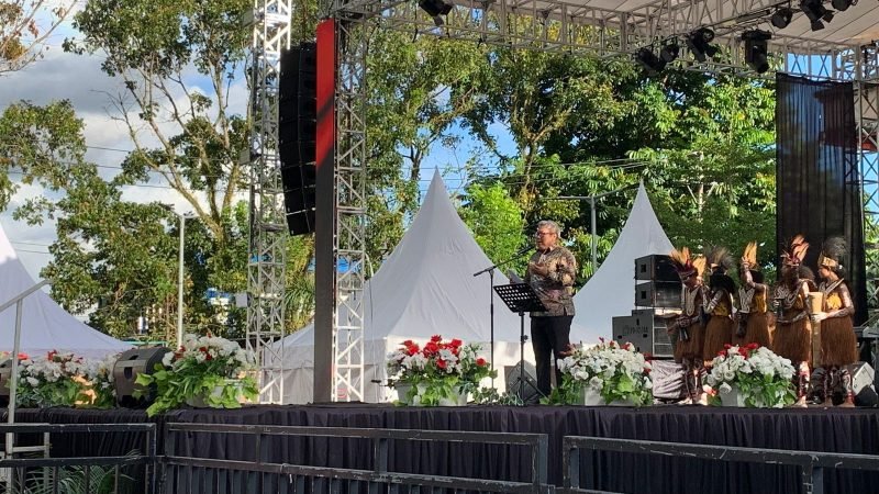 Deputi Bidang Usaha Kecil Kementerian Koperasi dan UKM (KemenKopUKM), Temmy Satya Permana, menyampaikan sambutan pada pembukaan Expo Festival UMKM yang ditandai dengan tabu tifa, di pelataran Graha Eme Neme Yauware, Senin sore (6/10/2025). (Foto: Galeri Papua/Ahmad)