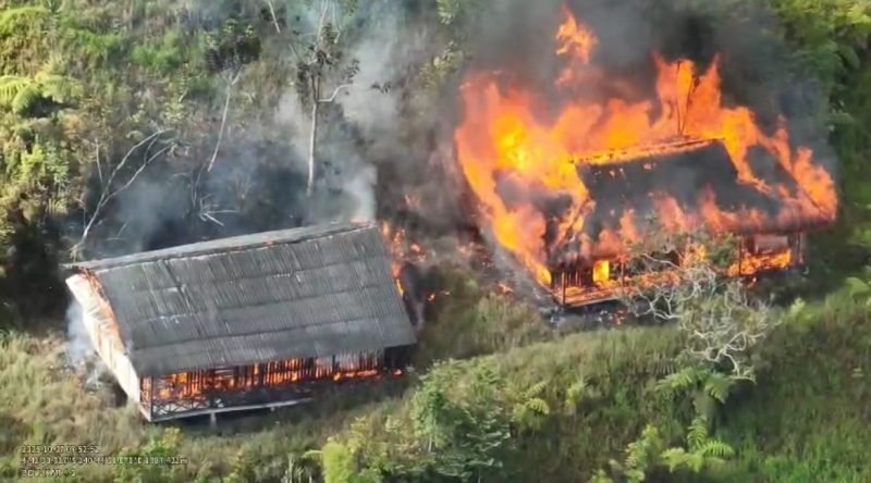 Api melahap gedung SMP Negeri Kiwirok di Desa Sopamikma, Distrik Kiwirok, Kabupaten Pegunungan Bintang, Papua Pegunungan, pada Selasa pagi (7/10/2025) sekitar pukul 07.45 WIT. (Foto: Istimewa/Satgas Humas Operasi Damai Cartenz)