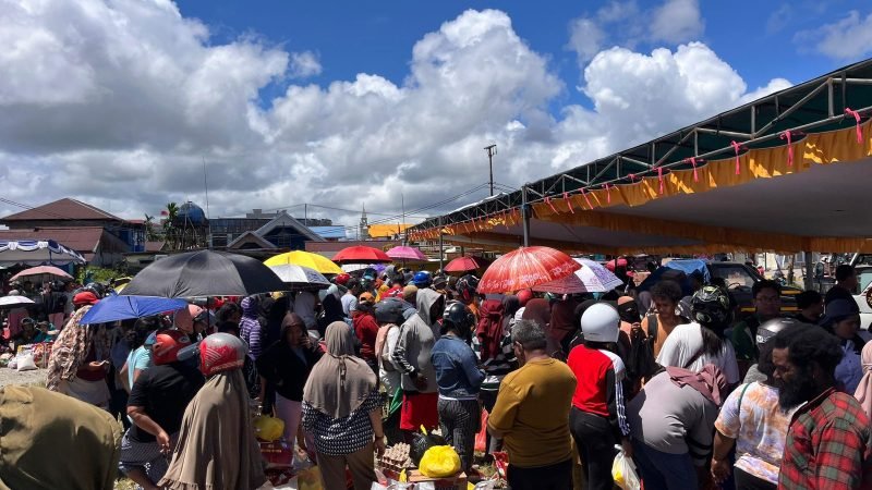Suasana Gerakan Pangan Murah di lapangan eks Pasar Swadaya (Pasar Lama) Timika. (Foto: Galeri Papua/Ahmad)