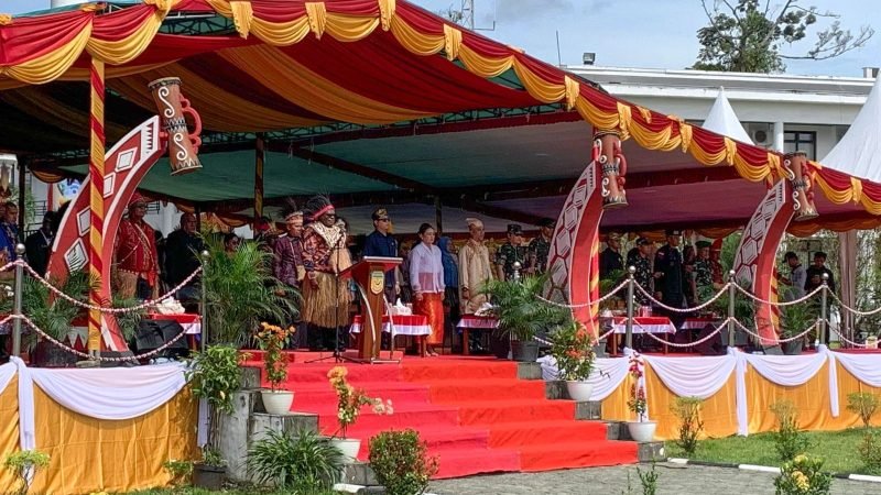 Gubernur Papua Tengah, Meki Fritz Nawipa, menyampaikan amanatnya saat memimpin upacara peringatan HUT ke-29 Kabupaten Mimika, di lapangan Kantor Pusat Pemerintahan (Puspem) Kabupaten Mimika, Rabu (8/10/2025). (Foto: Galeri Papua/Ahmad).