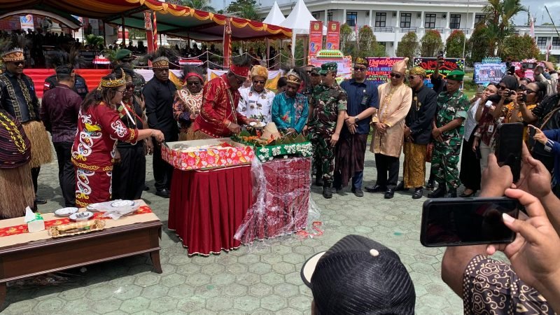 Bupati Mimika, Johannes Rettob bersama Wakil Bupati Mimika Emanuel Kemong mendampingi Gubernur Papua Tengah, Meki Fritz Nawipa beserta sejumlah tamu penting lainnya dalam prosesi pemotongan tumpeng. (Foto: Galeri Papua/Ahmad)