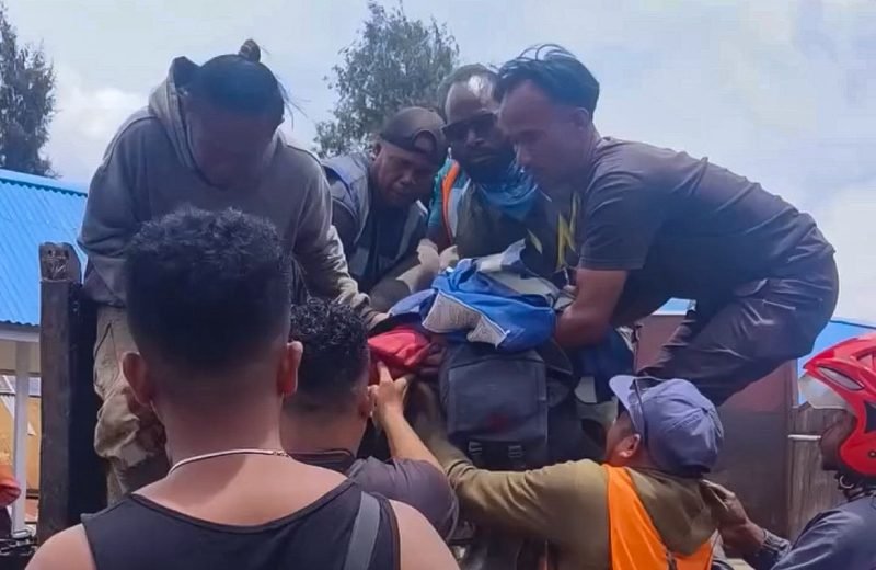 Seorang pekerja jalan bernama Anselmus Arfin (25), karyawan PT TJP, dievakuasi setelah ditembak saat melakukan pengukuran jalan di Kampung Ndugusiga, Intan Jaya, Rabu (8/10/2025). (Foto: Istimewa/Tangkapan layar video amatir)