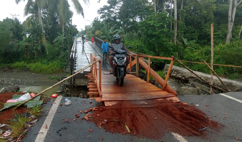 Warga mengendarai motor melintasi jembatan darurat Siriwini yang baru dibangun atas dorongan Ketua DPRK Nabire, T.K.H. Nanci Kerolina Worabay, S.Sos., M.I.P, bersama anggota Komisi A DPRK Nabire, Imanuel F. H. Rumbewas. (Foto: Istimewa/Yusran)