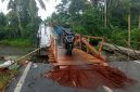 Warga mengendarai motor melintasi jembatan darurat Siriwini yang baru dibangun atas dorongan Ketua DPRK Nabire, T.K.H. Nanci Kerolina Worabay, S.Sos., M.I.P, bersama anggota Komisi A DPRK Nabire, Imanuel F. H. Rumbewas. (Foto: Istimewa/Yusran)
