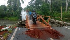 Warga mengendarai motor melintasi jembatan darurat Siriwini yang baru dibangun atas dorongan Ketua DPRK Nabire, T.K.H. Nanci Kerolina Worabay, S.Sos., M.I.P, bersama anggota Komisi A DPRK Nabire, Imanuel F. H. Rumbewas. (Foto: Istimewa/Yusran)