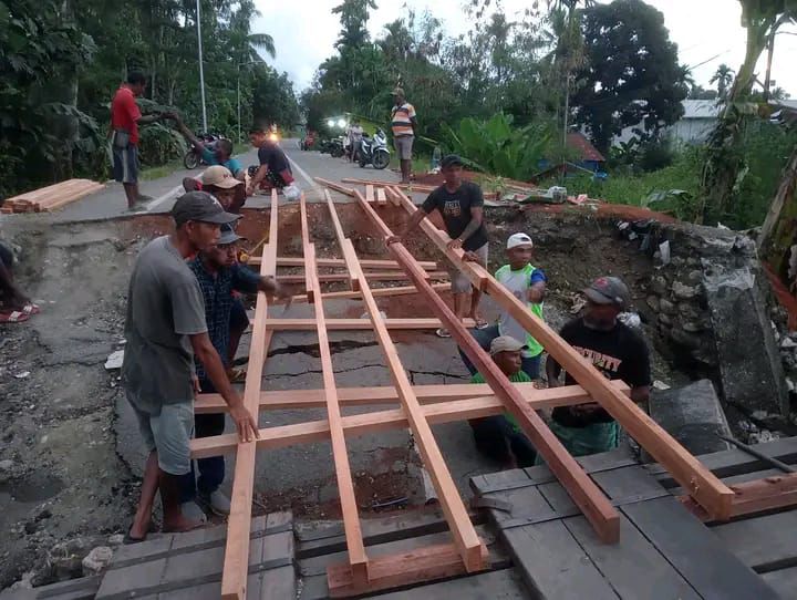 Warga bergotong royong membangun jembatan darurat Siriwini. (Foto: Istimewa/Yusran)