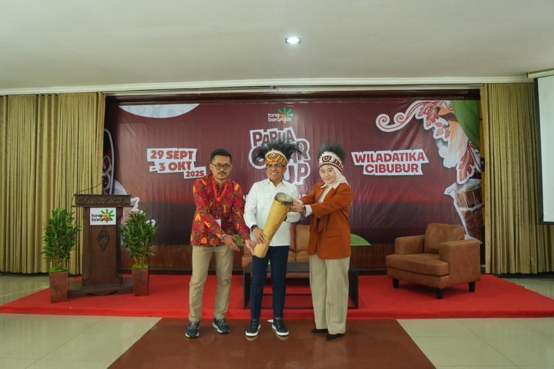 Opening Ceremony dilakukan dengan simbolis pemukulan alat musik tifa oleh Syahmud Ngabalin Staff Khusus Kementerian UMKM, Aghnia Addini Founder Tong Baronda, dan Rizal Surur Ketua Pelaksana Papuar Gear Up. (Foto: Istimewa/Tong Baronda)