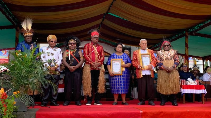 Dari kiri, Pj Sekda Mimika, Abraham Kateyau; Wakil Bupati Mimika, Emanuel Kemong; Bupati Mimika, Johannes Rettob; para pendiri Kabupaten Mimika Anna Maria Rettob dan Taslim Tuhuteru; serta Gubernur Papua Tengah, Meki Fritz Nawipa. (Foto: Galeri Papua/Ahmad)