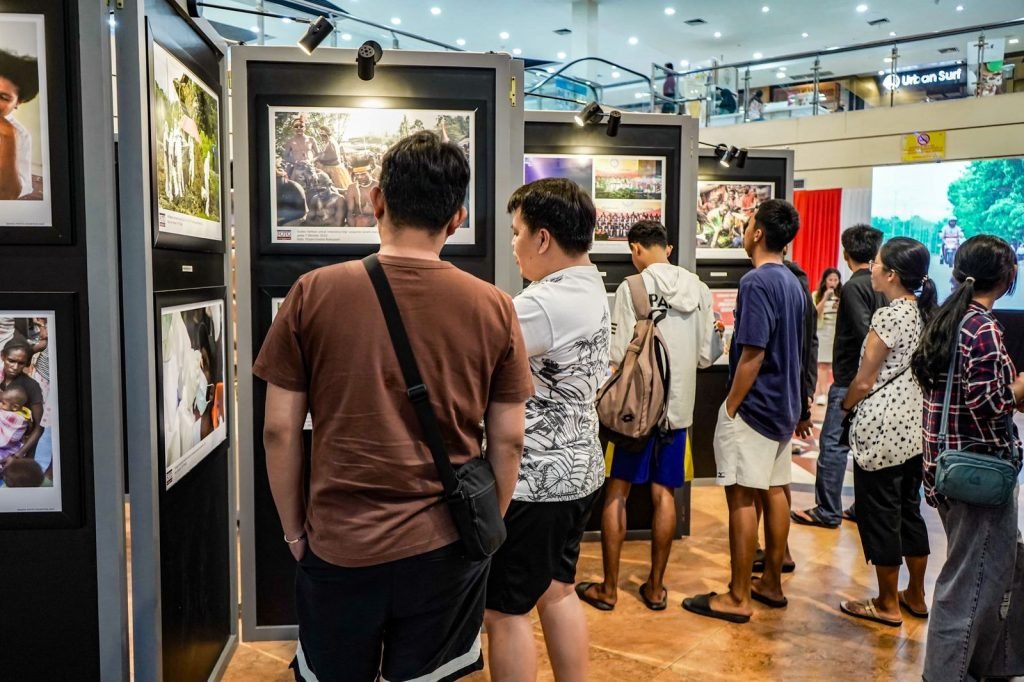 Warga antusias melihat foto-foto yang dipamerkan di Mimika Photo Exhibition 2025. (Foto: Istimewa/Dok. Panitia Mimika Photo Exhibition 2025 - Amsi)