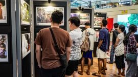 Warga antusias melihat foto-foto yang dipamerkan di Mimika Photo Exhibition 2025. (Foto: Istimewa/Dok. Panitia Mimika Photo Exhibition 2025 - Amsi)