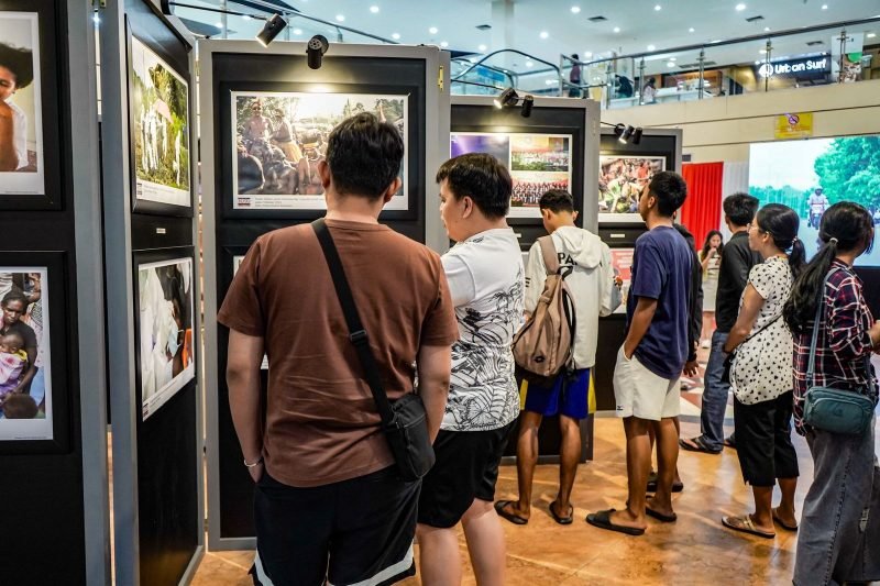 Warga antusias melihat foto-foto yang dipamerkan di Mimika Photo Exhibition 2025. (Foto: Istimewa/Dok. Panitia Mimika Photo Exhibition 2025 - Amsi)