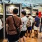Warga antusias melihat foto-foto yang dipamerkan di Mimika Photo Exhibition 2025. (Foto: Istimewa/Dok. Panitia Mimika Photo Exhibition 2025 - Amsi)