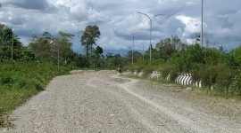 Material menutupi Jalan WR Supratman tembus Bandara Baru Timika. (Foto: Galeri Papua/Ahmad)