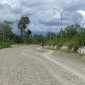 Material menutupi Jalan WR Supratman tembus Bandara Baru Timika. (Foto: Galeri Papua/Ahmad)