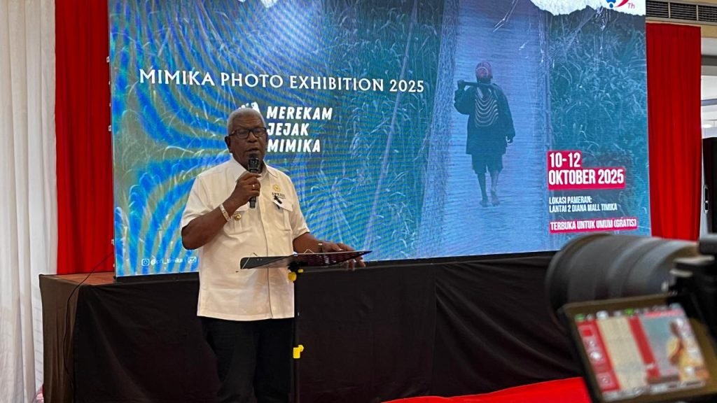 Bupati Mimika, Johannes Rettob, bawakan sammbutaan dalam kegiatan Mimika Photo Exhibition 2025 di Lantai II Diana Mall Timika, Jumat (10/10/2025). (Foto: Galeri Papua/Endy Langobelen)