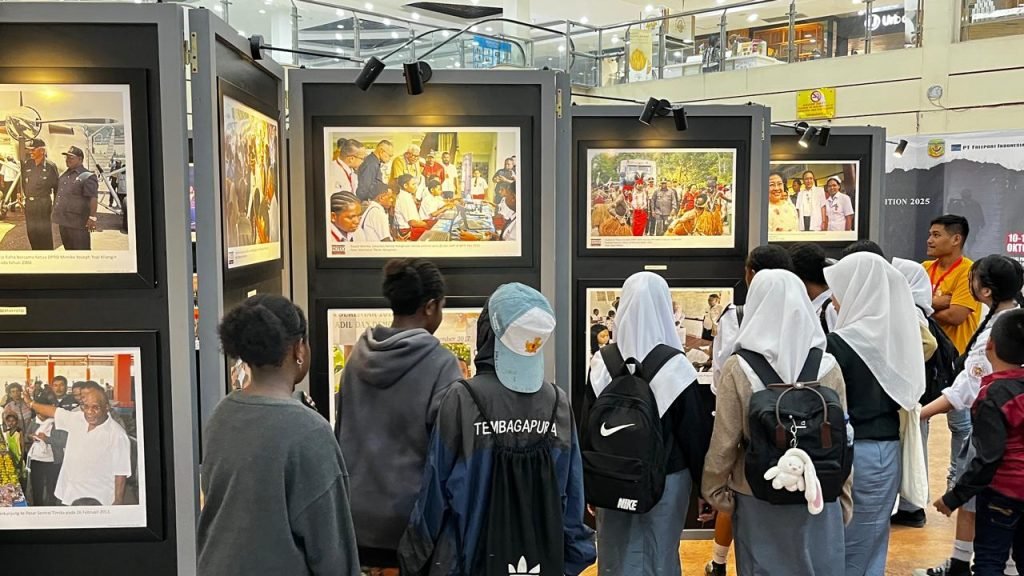 Anak-anak sekolah melihat sejumlah foto yang dipamerkan dalam kegiatan Mimika Photo Exhibition 2025 di Lantai II Diana Mall Timika, Minggu (12/10/2025). (Foto: Galeri Papua/Endy Langobelen)