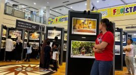 Warga masyarakat Mimika melihat sejumlah foto yang dipamerkan dalam kegiatan Mimika Photo Exhibition 2025 di Lantai II Diana Mall Timika, Minggu (12/10/2025). (Foto: Galeri Papua/Endy Langobelen)