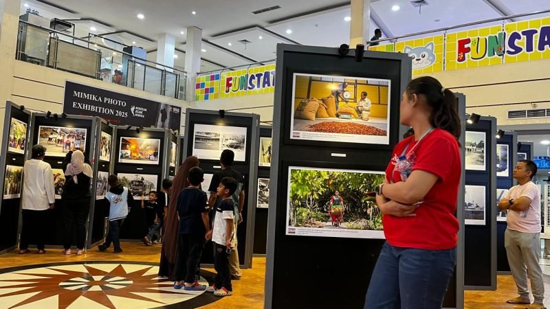 Warga masyarakat Mimika melihat sejumlah foto yang dipamerkan dalam kegiatan Mimika Photo Exhibition 2025 di Lantai II Diana Mall Timika, Minggu (12/10/2025). (Foto: Galeri Papua/Endy Langobelen)