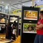 Warga masyarakat Mimika melihat sejumlah foto yang dipamerkan dalam kegiatan Mimika Photo Exhibition 2025 di Lantai II Diana Mall Timika, Minggu (12/10/2025). (Foto: Galeri Papua/Endy Langobelen)
