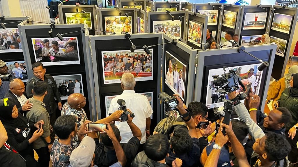 Bupati Mimika, Johannes Rettob, melihat foto-foto yang dipamerkan dalam kegiatan Mimika Photo Exhibition 2025 di Lantai II Diana Mall Timika, Jumat (10/10/2025). (Foto: Galeri Papua/Endy Langobelen)