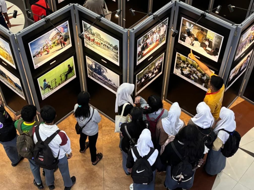 Anak-anak sekolah melihat sejumlah foto yang dipamerkan dalam kegiatan Mimika Photo Exhibition 2025 di Lantai II Diana Mall Timika, Senin (13/10/2025). (Foto: Istimewa/Sevianto Pakiding)