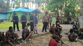 Pihak kepolisian sedang melakukan pengamanan guna menengahi permasalahan yang sedang terjadi di Distrik Kwamki Narama. (Foto: Polsek Kwamki Narama)