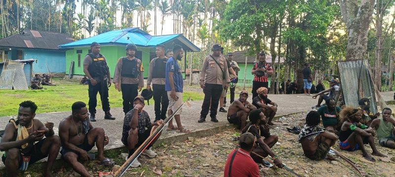 Pihak kepolisian sedang melakukan pengamanan guna menengahi permasalahan yang sedang terjadi di Distrik Kwamki Narama. (Foto: Polsek Kwamki Narama)