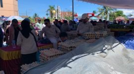 Masyarakat tengah mengantri di salah satu stand distributor untuk membeli kebutuhan pokok di Gerakan Pangan Murah (GPM). (Foto: Galeri Papua/Ahmad)