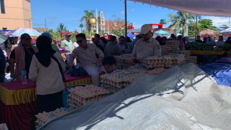 Masyarakat tengah mengantri di salah satu stand distributor untuk membeli kebutuhan pokok di Gerakan Pangan Murah (GPM). (Foto: Galeri Papua/Ahmad)