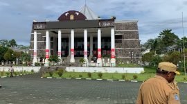 Tampak depan Kantor Pusat Pemerintahan Kabupaten Mimika. (Foto: Galeri Papua/Ahmad)