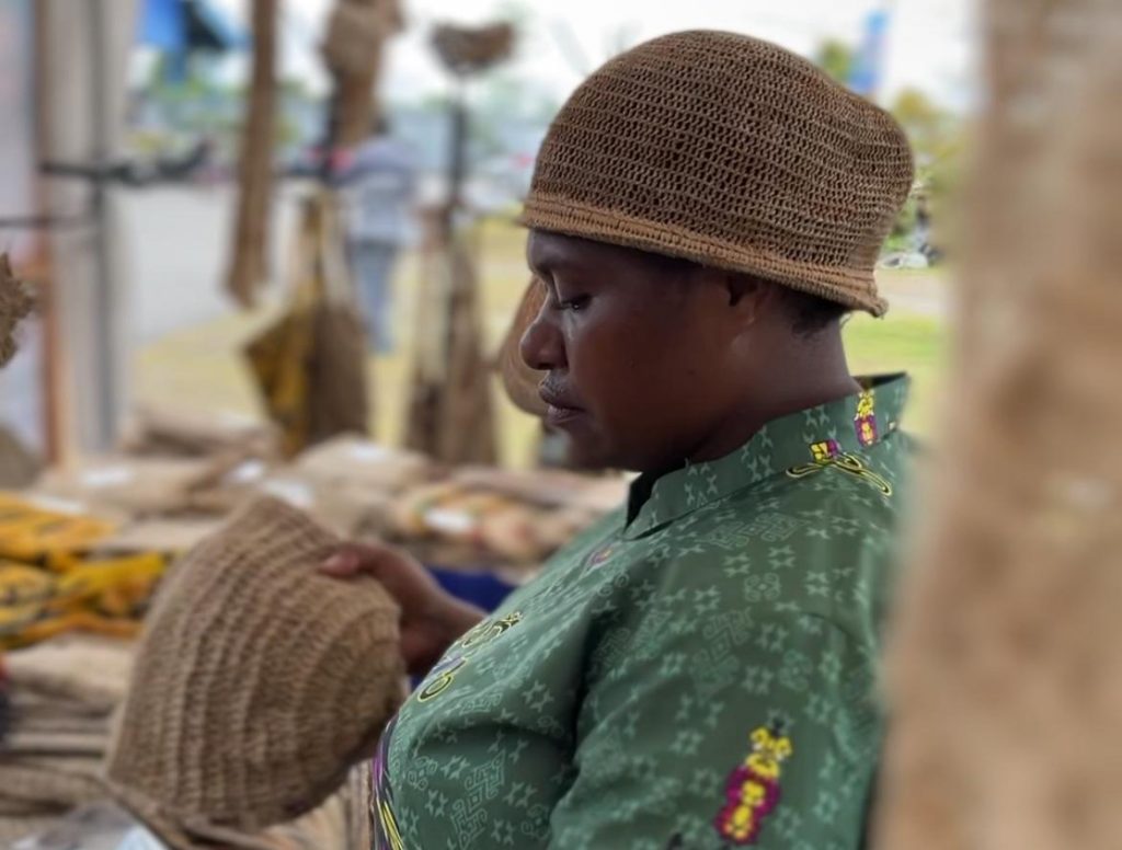 Mince Pakage, pengrajin noken di Mimika, Papua Tengah. (Foto: Galeri Papua/Endy Langobelen)