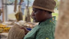 Mince Pakage, pengrajin noken di Mimika, Papua Tengah. (Foto: Galeri Papua/Endy Langobelen)