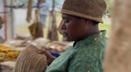 Mince Pakage, pengrajin noken di Mimika, Papua Tengah. (Foto: Galeri Papua/Endy Langobelen)