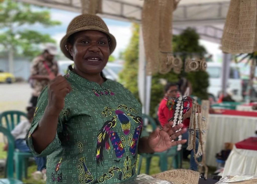 Mince Pakage, pengrajin noken di Mimika, Papua Tengah. (Foto: Galeri Papua/Endy Langobelen)